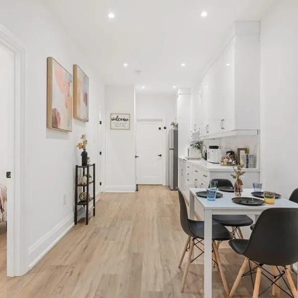 Luxury Private Suite, Parking, TV, Sleeps 3, hotel sa Toronto