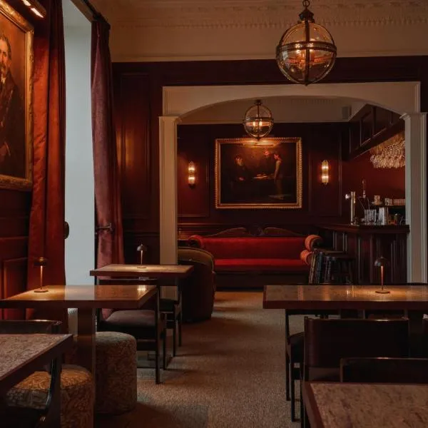 Henry's, 27 The Terrace, hotel i St Ives