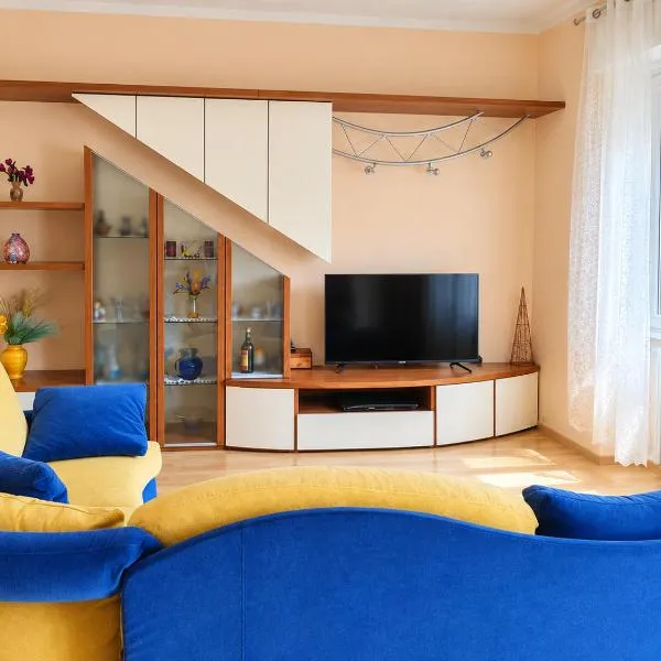 Sole & Luna Charming Colorful Home Arona، فندق في أرونا