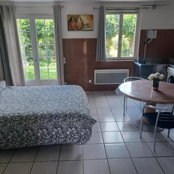 Logement entier jardin clos parc chien A1 A29 5 mn, готель у місті Herleville