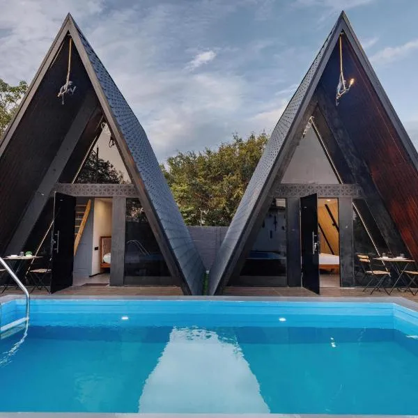 Triangle Hideaway by StayJade Pool Nr Airport, Hotel in Bangalore
