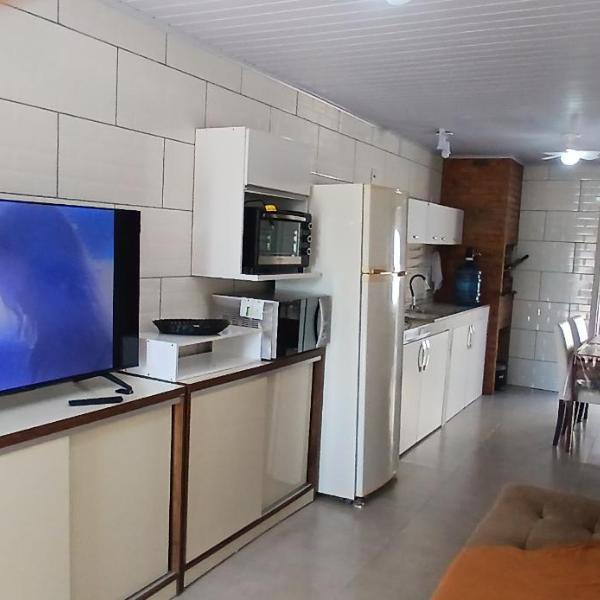 Casa de praia 2 dormitorios com ar condicionado,hurrasqueira, garagem, lavanderia e pfc