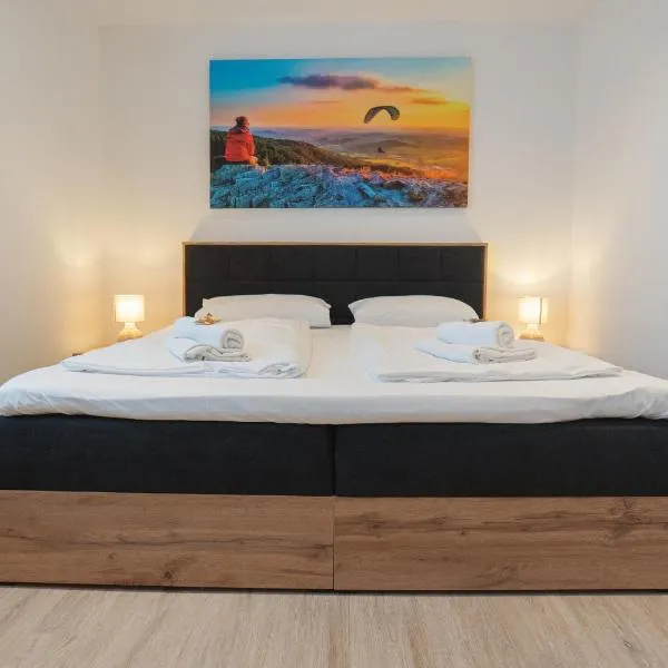 MaMa-Apartments - Haus Martina im Herzen der Rhön - 3 einzelbuchbare moderne Wohnungen für 2-8 Personen, Terrasse, Balkon, Garten, Ski und E-Bike Keller, Lounge, freies Wlan, familienfreundlich, hotelli kohteessa Poppenhausen