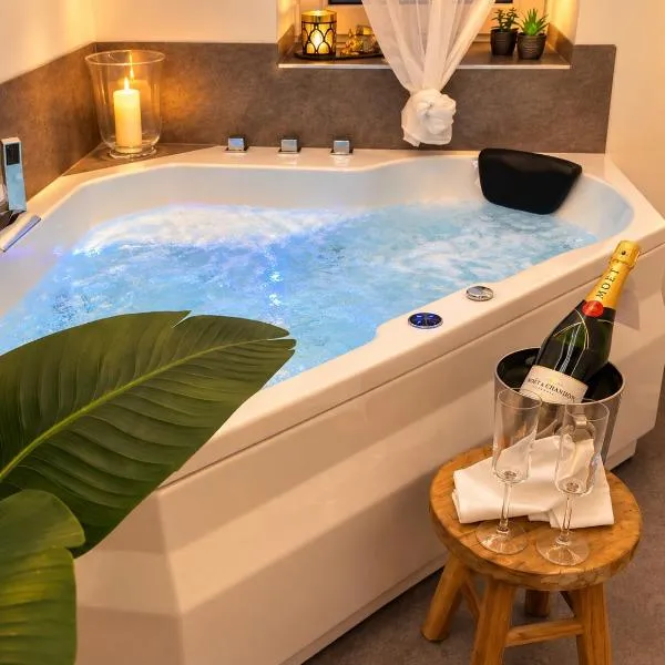 Luxus Privat-Spa mit Whirlpool, Sauna & Heimkino، فندق في Grub am Forst