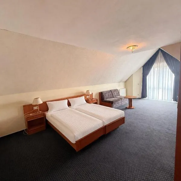 Geräumiges Zimmer mit eigenem Bad, TV & Sitzecke, Hotel in Bergheim