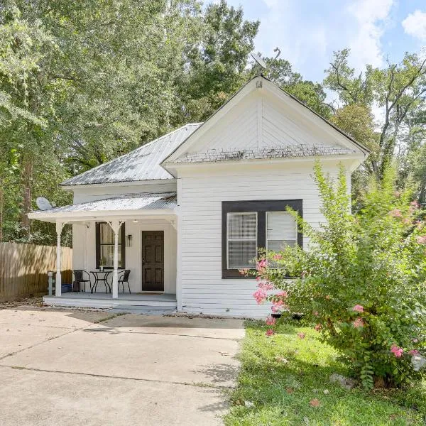 Cozy Livingston House w/ Fenced Yard + Patio!, Hotel in Livingston
