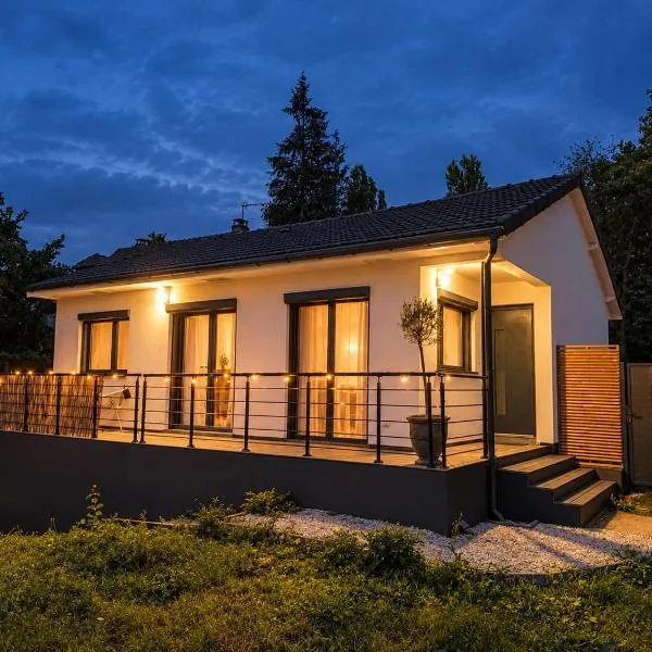 Week-end Disney à 10 min du Parc, séjour en couple ou famille , 2 nuits faciles avec parking privé, хотел в Кувре