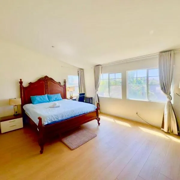 Spacious Private Bedrooms With Full Amenities Near Grocery Stores & Main Highway Routes, Hotel in Fontana