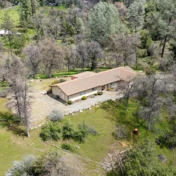 Scenic Serenity 50 acres/hot tub/game room, hotell i Oakhurst