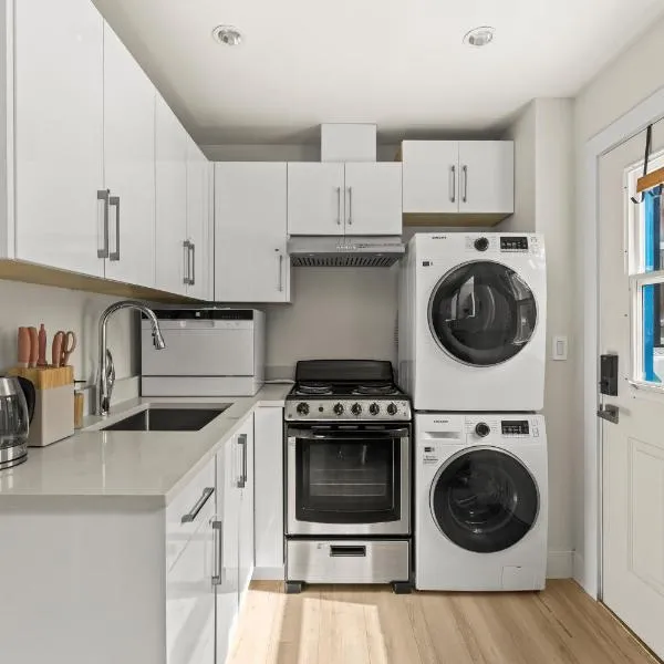 Quiet, cozy 2BR1BA private entry suite near Skytrain, hotel Vancouverben