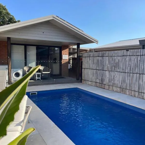 Woy Woy Relaxing 6-Bedroom Holiday House with Pool, hotel sa Woy Woy