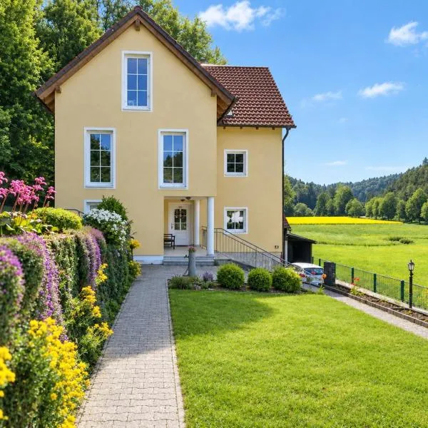 Ferienhaus am Bach mit großem Garten, hotel in Deuerling