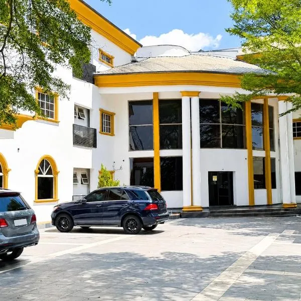 de brit hotel, hotelli kohteessa Benin Cityssä