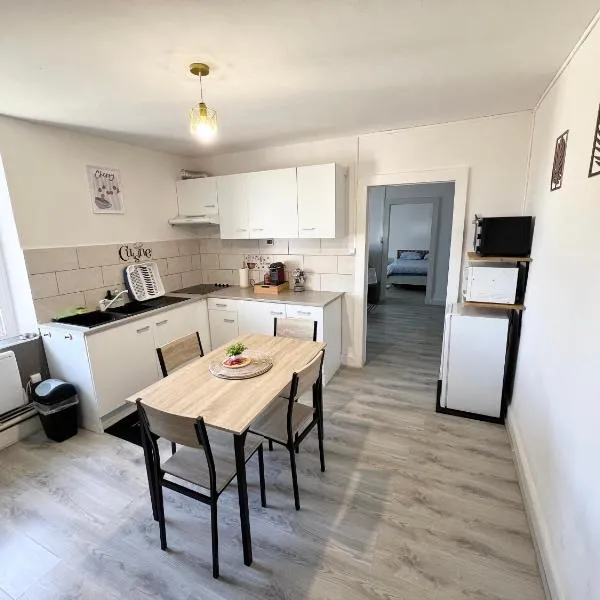Appartement au 1 er étage côté jardin: Thaon-les-Vosges şehrinde bir otel
