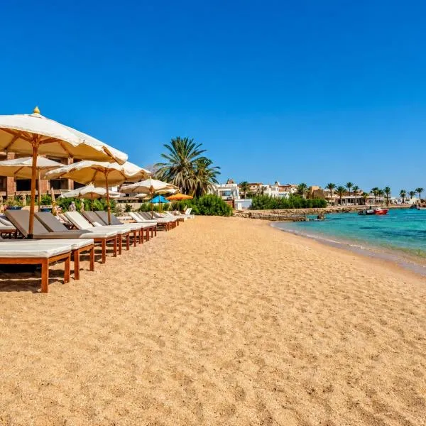 Aqua Fun Romnetic Room -with privet pool & beach, hotel in Hurghada