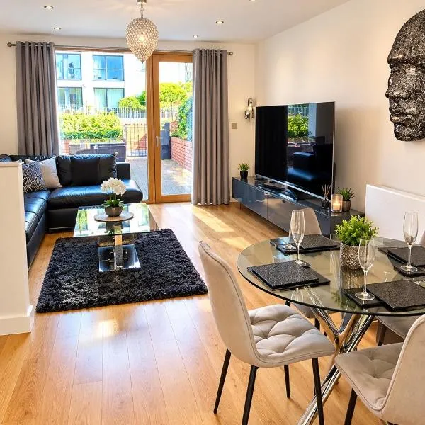 Spacious 3 Bed Modern House, Sleeps 6, Free Secure Parking & Garden, Manchester City Centre, hôtel à Manchester