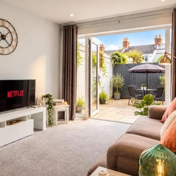 The Nook, Fairview, Cheltenham Town Centre-Parking & Garden, hotel a Cheltenham