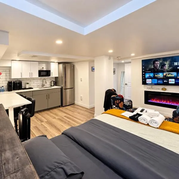 Pvt Studio Near Waterloo Airport & Minutes to Downtown Basement unit No Pet Allowed，基奇納的飯店