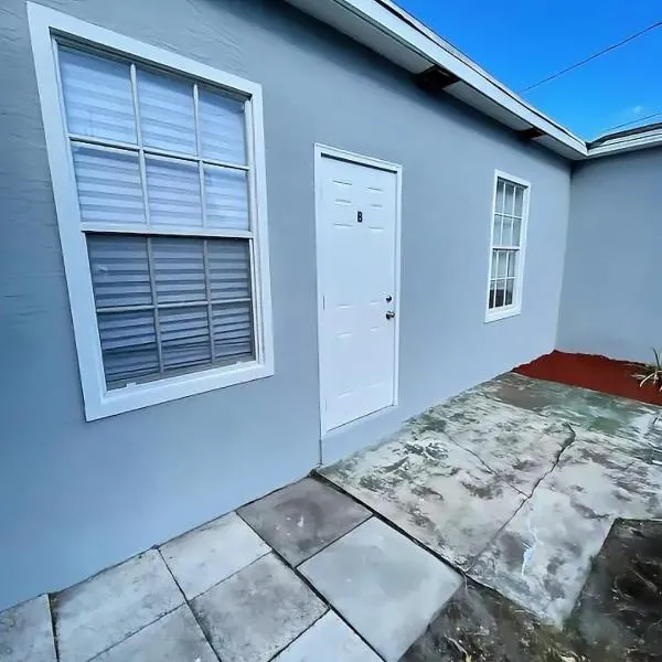 Charming Guesthouse with Free Parking, khách sạn ở West Palm Beach