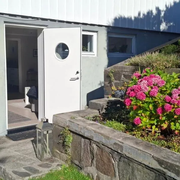 Cozy and spacious apartment with its own outdoor area, hotel u gradu Kristiansand
