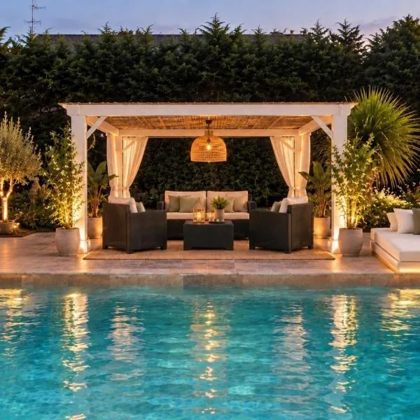 Villa Lailléa avec piscine jacuzzi, hotel v mestu Laillé