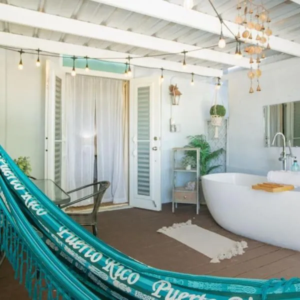 Casa Loba Suite 1 | Private Balcony & Soaking Tub, hotelli kohteessa Rincon
