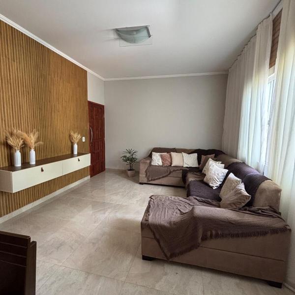 Casa com Piscina em bairro nobre para até 8 pessoas