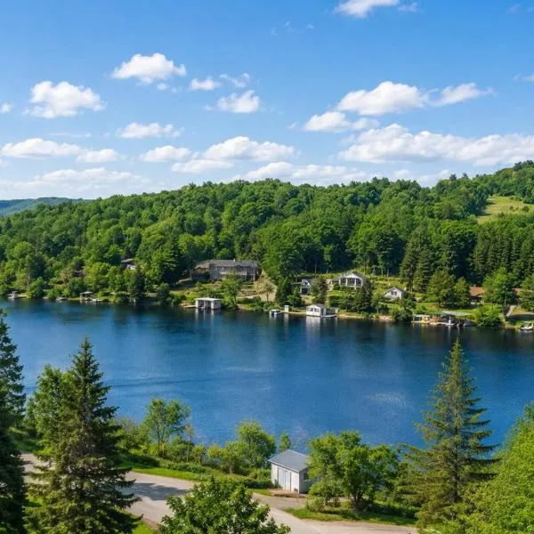 Romantic Huntsville Lakeview Escape with Fireplace and Games, hotel in Huntsville