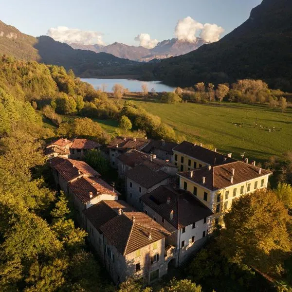 Workation Castle - Casa Tremezzo، فندق في Carlazzo