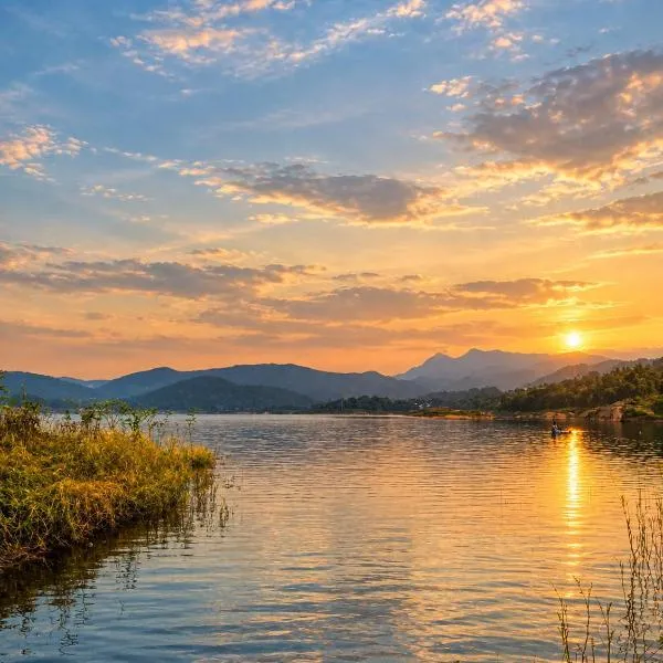 Elee Villa - Waterfront Retreat with Victoria Reservoir & Mountain Views、Teldeniyaのホテル