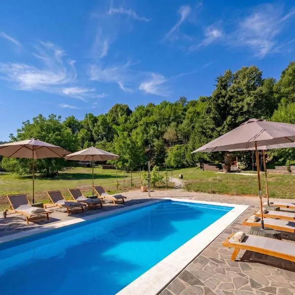 Familija Lovrinovi Retreat with Shared Pool, hotell sihtkohas Zvoneća