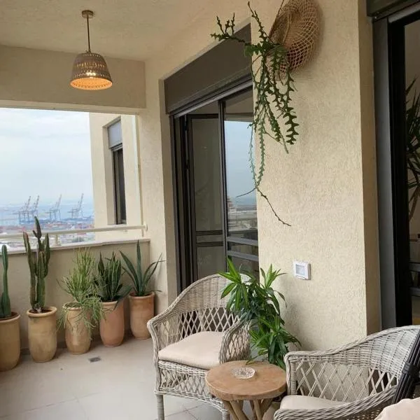 Boho Chic 2BR with Rooftop & Mamad by SeaNRent, Hotel in Haifa