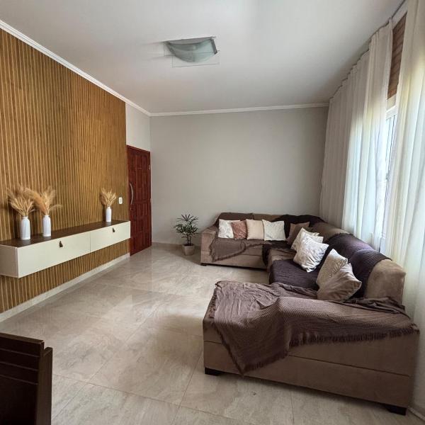 Casa em bairro nobre com 3 quartos e 3 banheiros para até 8 pessoas