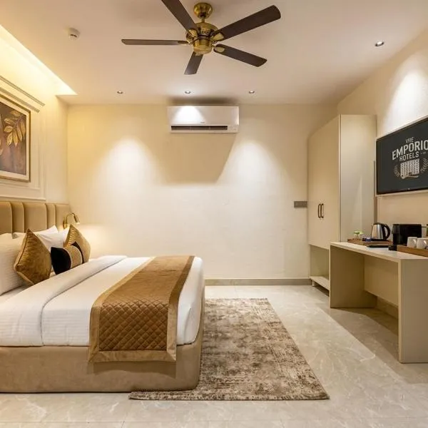 Revking--Hotel The Emporio Elite Near Shaheed Sthal Metro Station 3-star Hotel l Bagh Bhathyari, Ghaziabad، فندق في غازي آباد