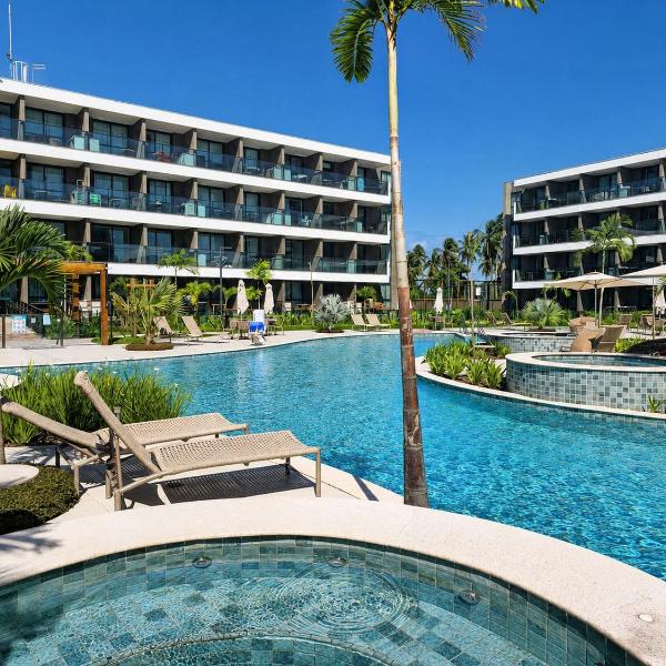 Piscinas, jacuzzi e localização próxima à praia - Foto 4