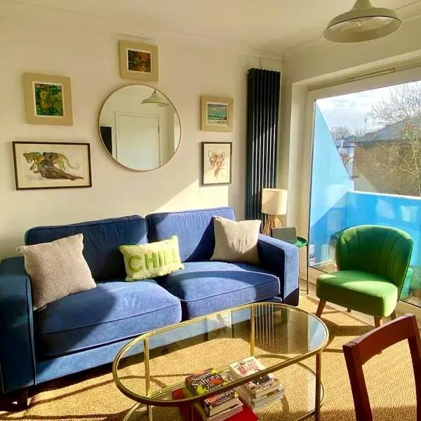 Modern 2-Bed Apartment with Off-Street Parking in Chiswick, Hotel in London
