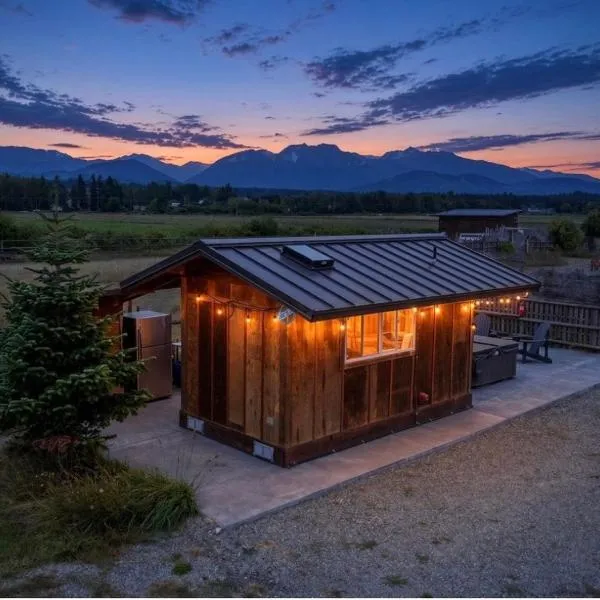 Blue Moon Tiny House Hot Tub Sauna MtnViews, hotelli kohteessa Port Angeles