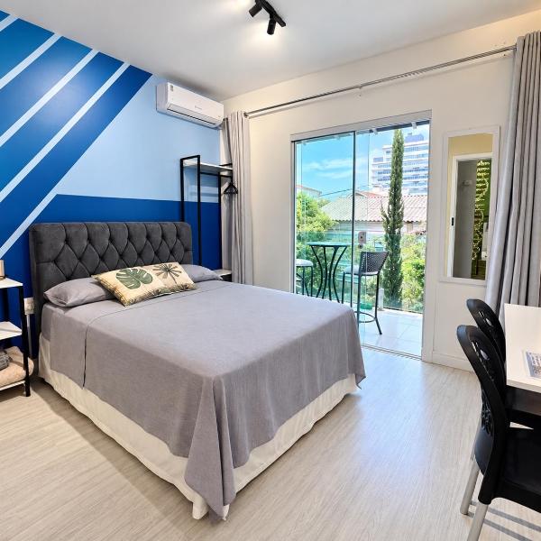 Quarto com Sacada, Ar, TV e Banheiro Uso Exclusivo em casa