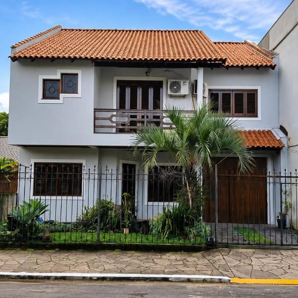 Casa ampla com piscina e churrasqueira para famílias