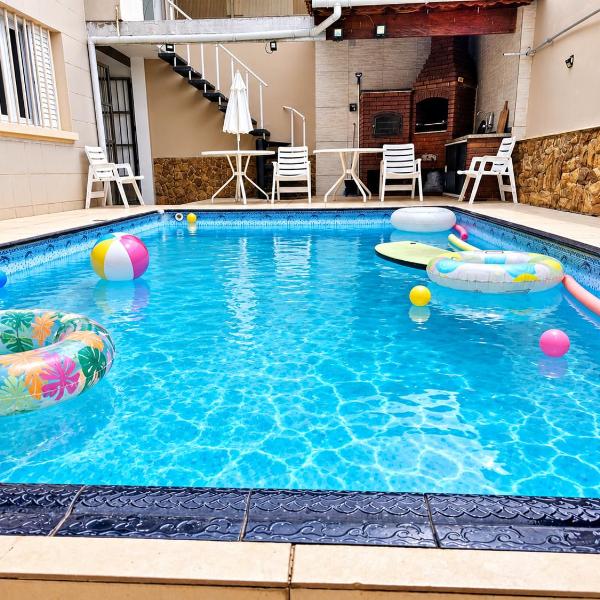 Belíssima Casa a Beira Mar com Piscina Aquecida Cobrado a Parte, 5 Quartos com Ar Condicionado, Amplo Salão de Jogos com Mesas de Bilhar e Pebolim, Amplo Espaço Externo com Churrasqueira em Deck Gourmet Coberto frente a Piscina,Tudo isso á Beira Mar - Foto 2