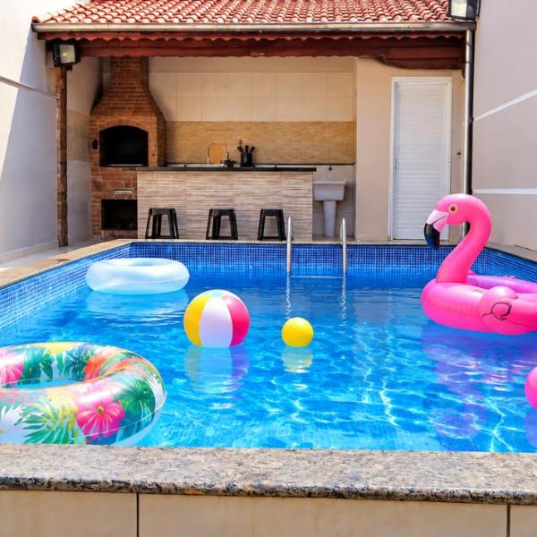 "Lindíssima Casa Pé na Areia com Opção da Piscina Aquecida Cobrado a Parte, Sala de Jantar, 3 Amplos Quartos, Sendo1Suíte, Amplo Espaço de Lazer com Área Gourmet em Deck Coberto com Churrasqueira e Mesa de Bilhar Frente a Piscina, Super Pertinho da Praia"