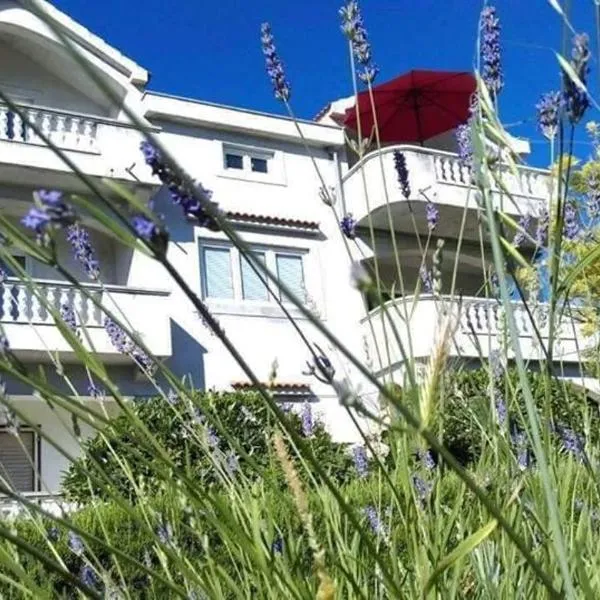Apartments Lena, hotel v destinaci Sutomišćica