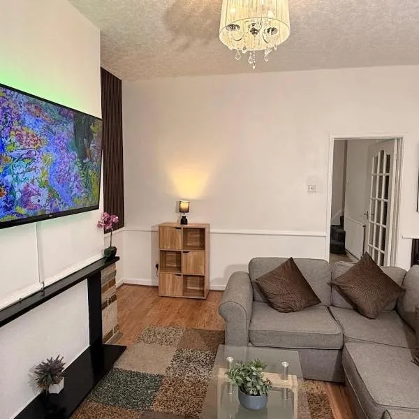 Warm Cozy 3 Bedroom House, In Oldham Central, hotel di Oldham