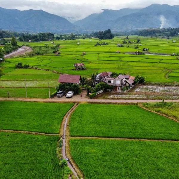 DeeTorJai FarmStay Nan ดีต่อใจ ฟาร์มสเตย์ น่าน โดยเจ้าของ، فندق في Ban Klang