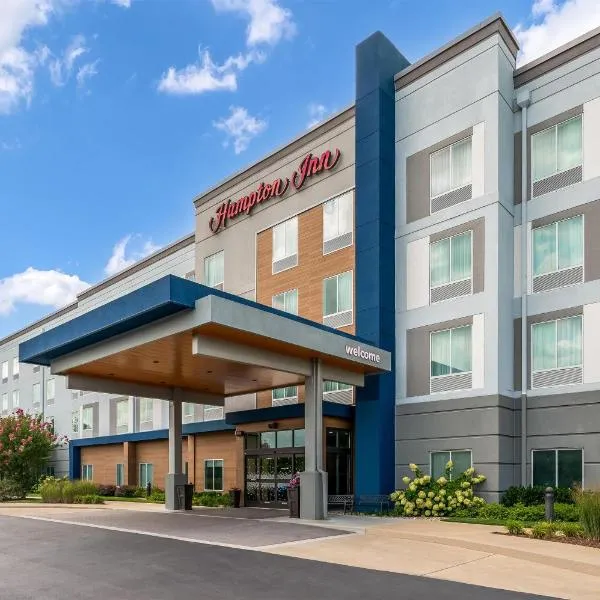 Hampton Inn by Hilton Nashville Airport Century Place، فندق في ناشفيل