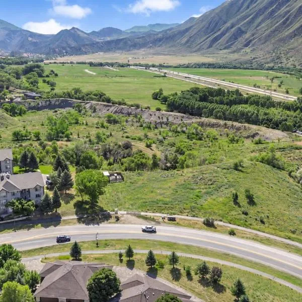 Mountain & Golf View Condo - Complimentary Spa Kit & Local Perks, hotel di New Castle