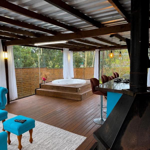 Deck com hidromassagem junto à natureza
