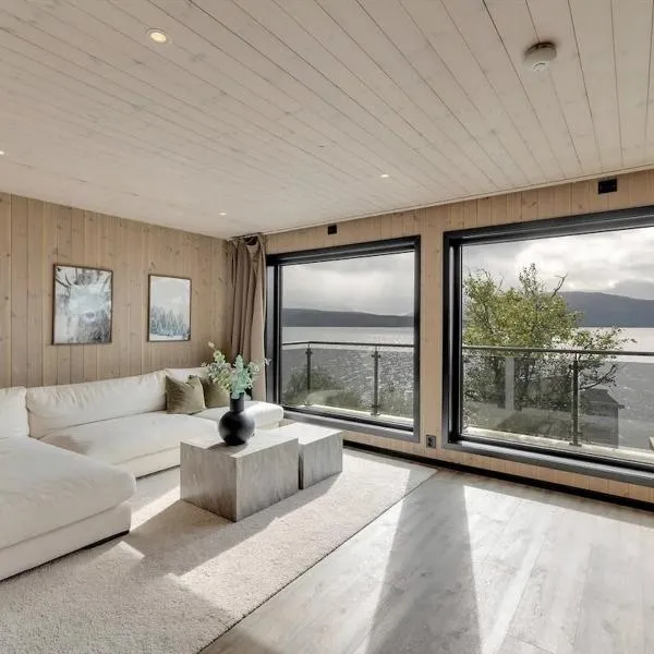 Private Cabin in Malangen Northern Lights and Fjord, хотел в Kjerrvika