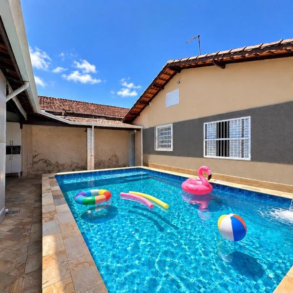 Bela Casa com Piscina Aquecida em Aquecimento Solar, Perto da Praia, 4 Quartos, Área Gourmet Completa a Beira da Piscina com Churrasqueira, Fogão e Mesa de Jantar, 4 Vagas de Garagem