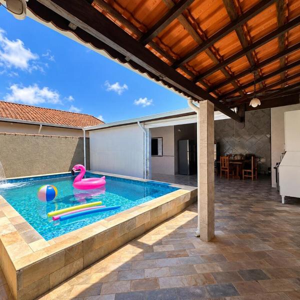 Bela Casa com Piscina Aquecida em Aquecimento Solar, Perto da Praia, 4 Quartos, Área Gourmet Completa a Beira da Piscina com Churrasqueira, Fogão e Mesa de Jantar, 4 Vagas de Garagem - Foto 4